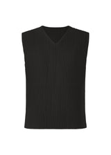 A product shot of the HOMME PLISSÉ ISSEY MIYAKE MC AUGUST vest in black (15)