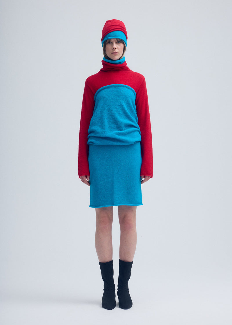 A model wears the ISSEY MIYAKE INTERPLAY tunic.