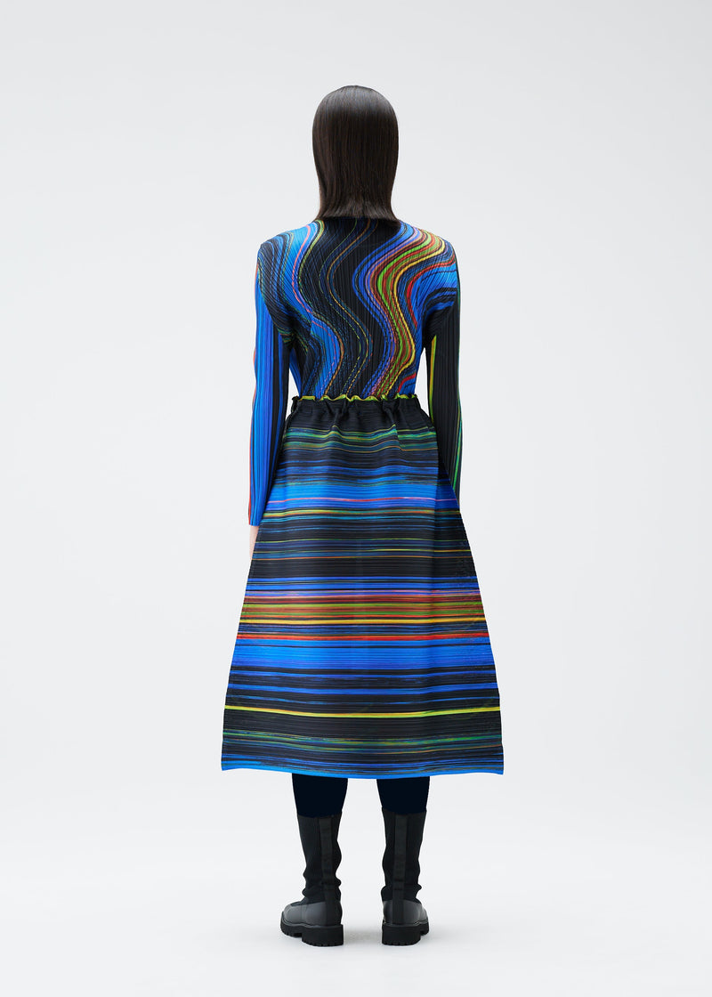 A model wears the PLEATS PLEASE ISSEY MIYAKE WARP skirt.