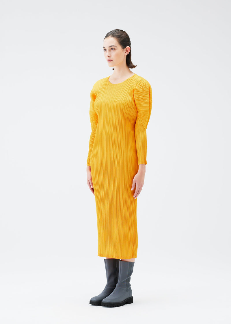 A model wears the PLEATS PLEASE ISSEY MIYAKE MONTHLY COLORS OCTOBER dress.